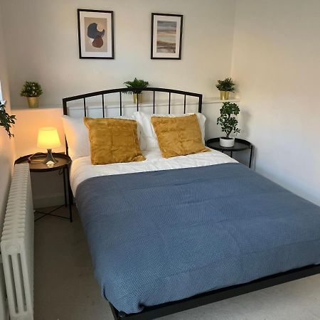 Magnificent Refurbished 1 Bed Flat Few Steps To High St ! - 4 East House Apartment Epsom Luaran gambar