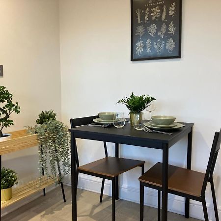 Magnificent Refurbished 1 Bed Flat Few Steps To High St ! - 4 East House Apartment Epsom Luaran gambar