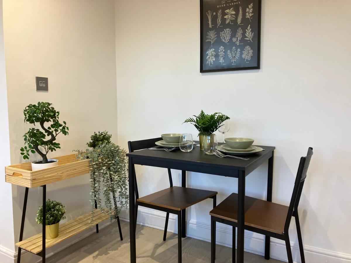 Magnificent Refurbished 1 Bed Flat Few Steps To High St ! - 4 East House Apartment Epsom Luaran gambar