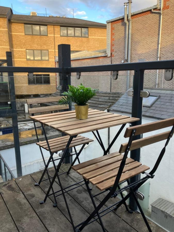 Magnificent Refurbished 1 Bed Flat Few Steps To High St ! - 4 East House Apartment Epsom Luaran gambar